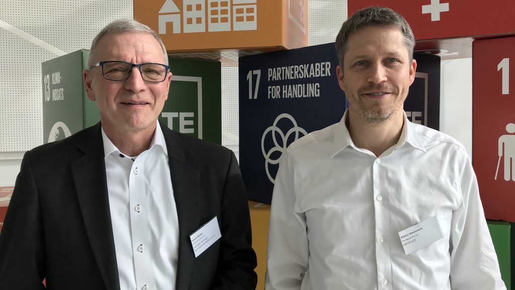 Svend Müller, bestyrelsesformand i Svebølle-Viskinge Fjernvarmeselskab (tv) og Mikkel Westenholz, CEO i ENFOR. Foto: Hanne Kokkegård